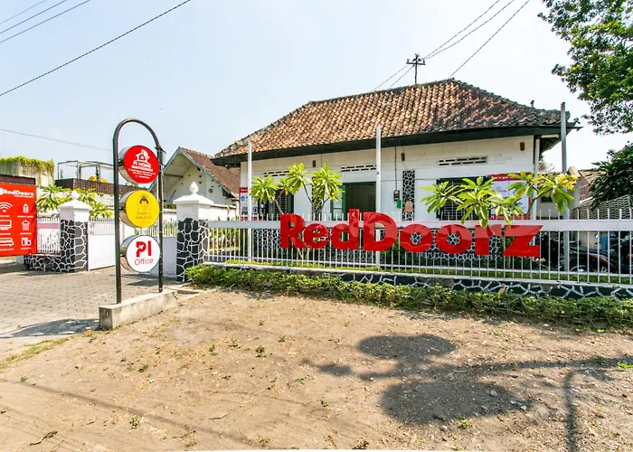 RedDoorz Plus Near Taman Sari